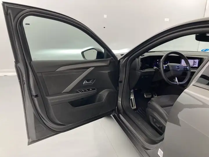 Opel Astra 2023, foto 18