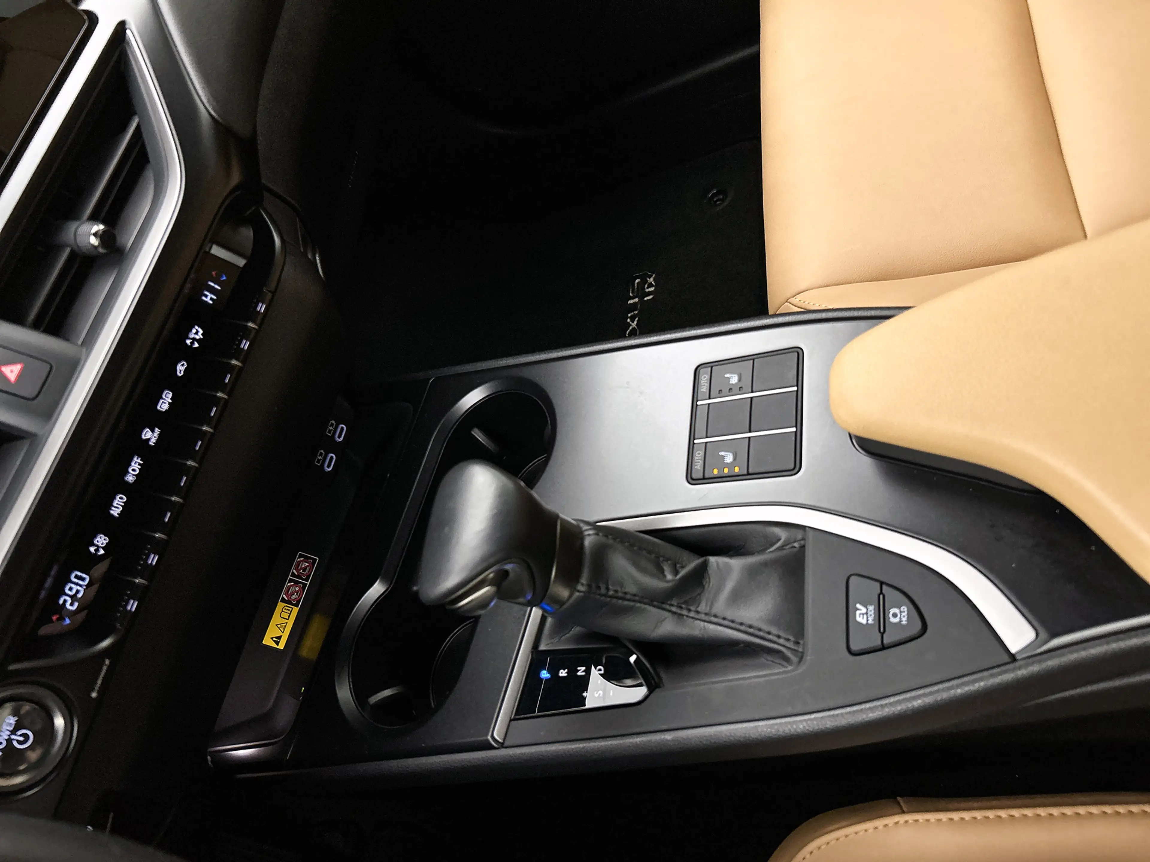 Lexus UX 250h F Sport Design — photo 11