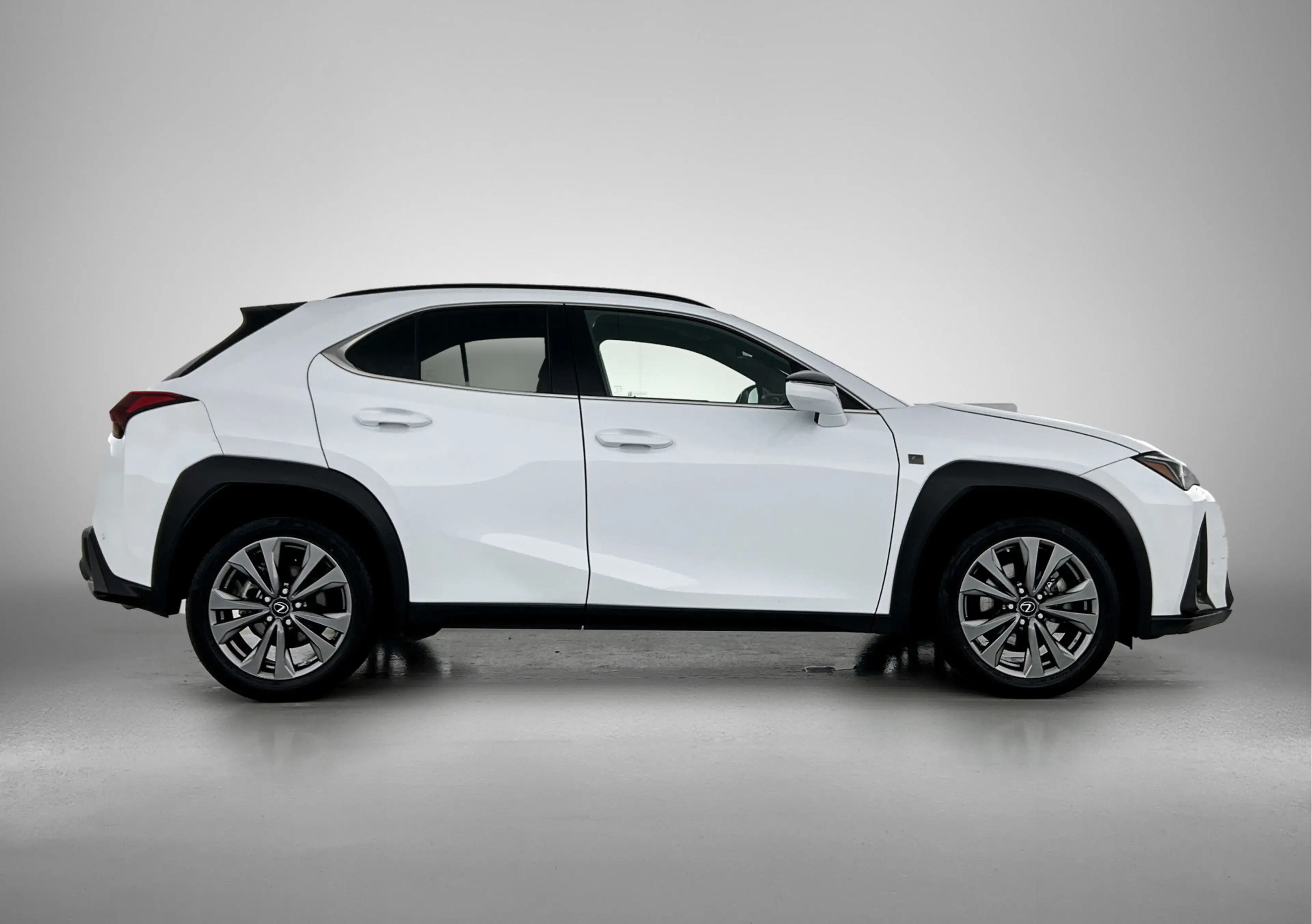 Lexus UX 250h F Sport Design — photo 12