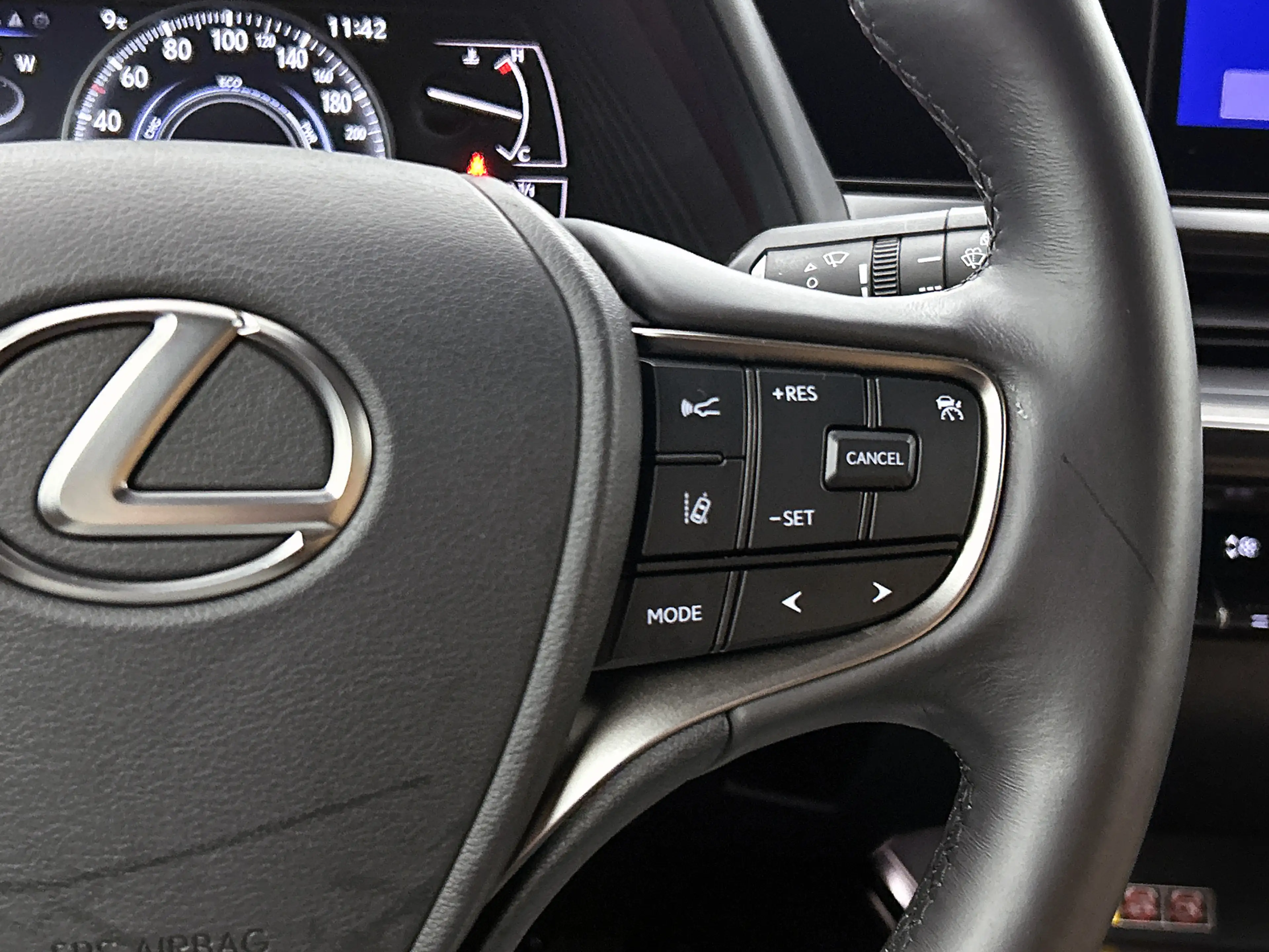 Lexus UX 250h F Sport Design — photo 15
