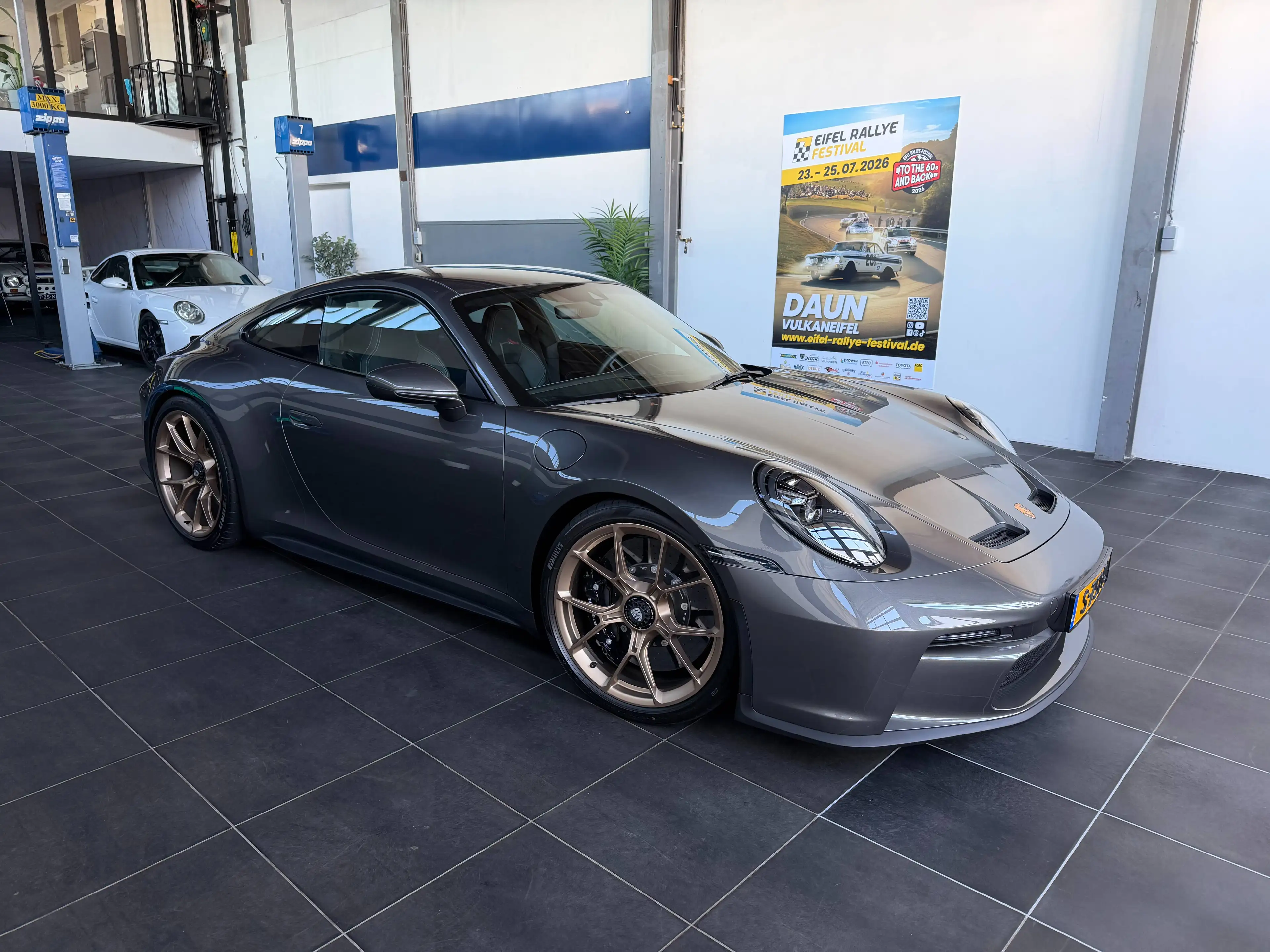 Porsche 911 4.0 GT3 Touring — photo 6
