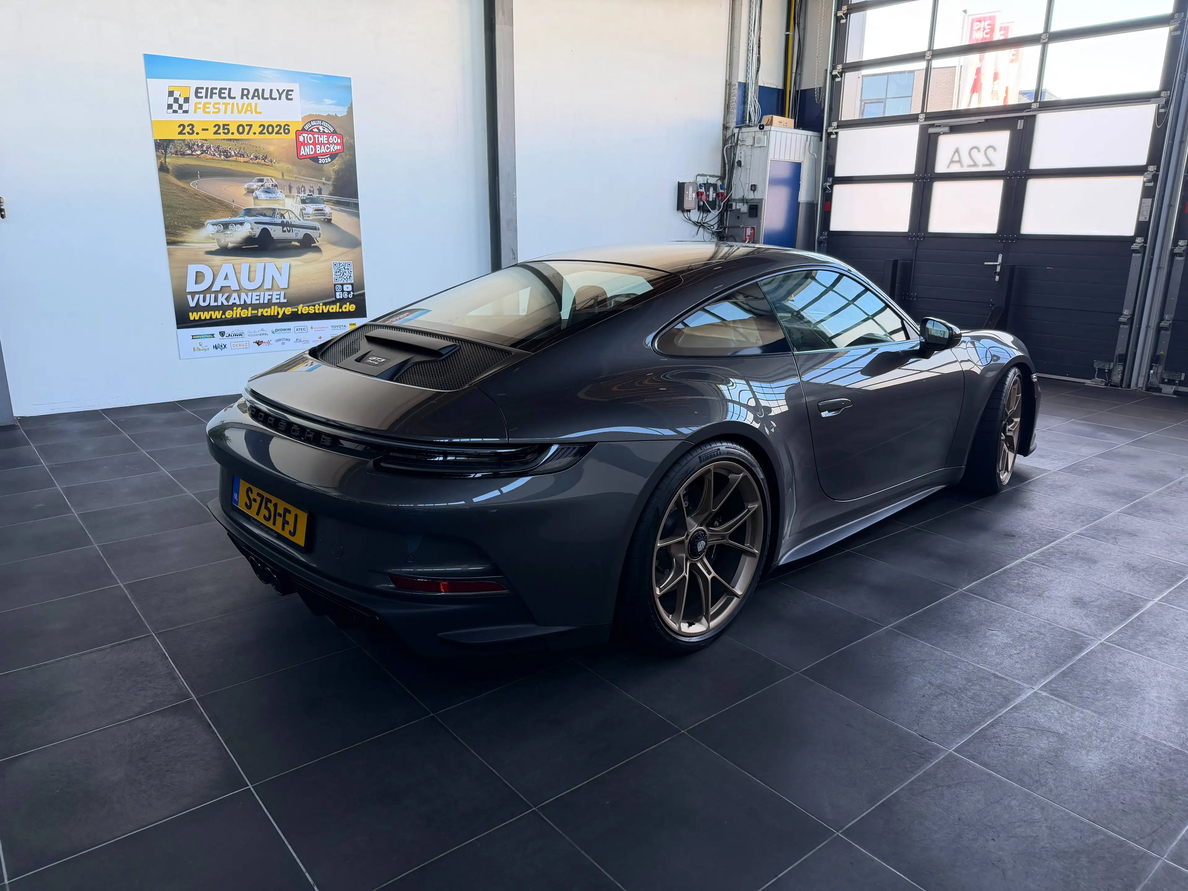 Porsche 911 4.0 GT3 Touring — photo 11
