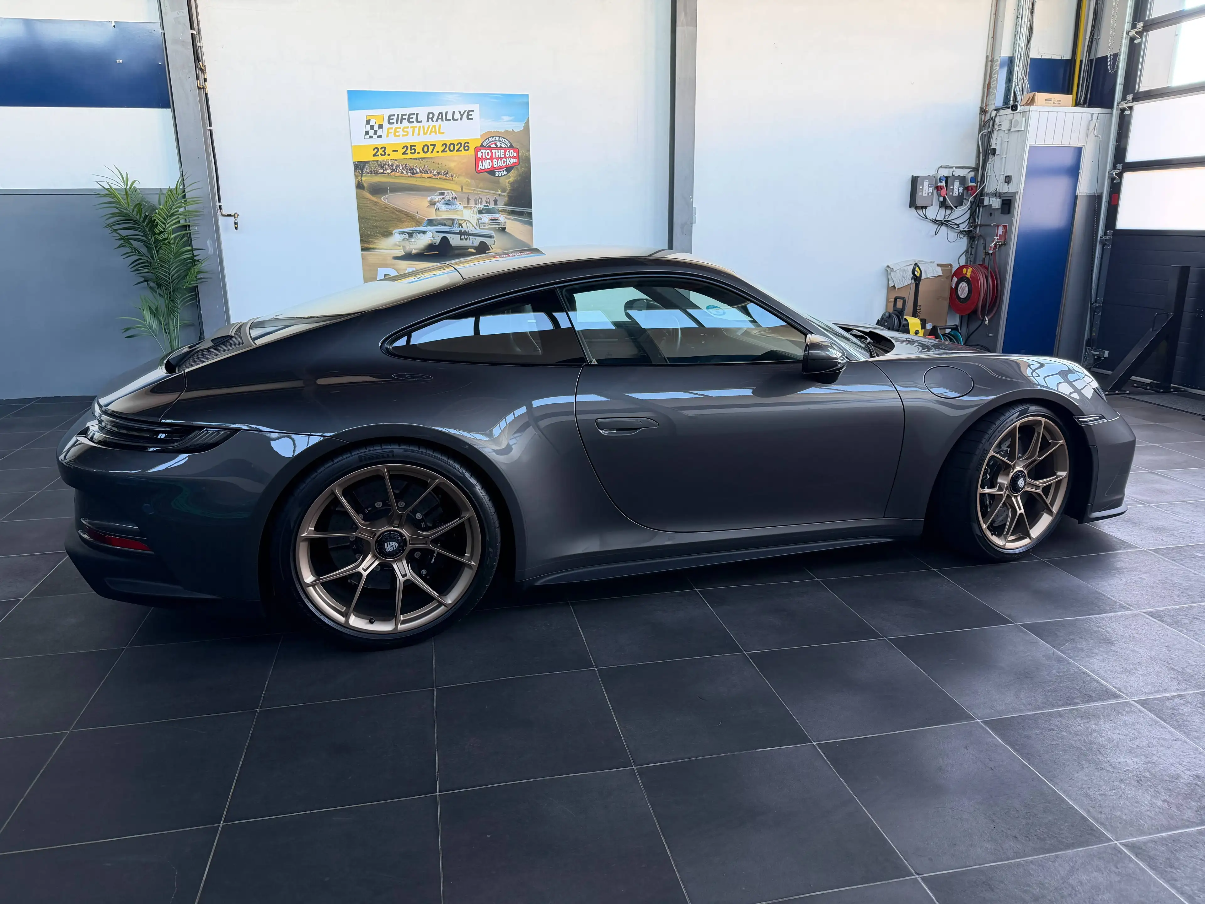 Porsche 911 4.0 GT3 Touring — photo 9