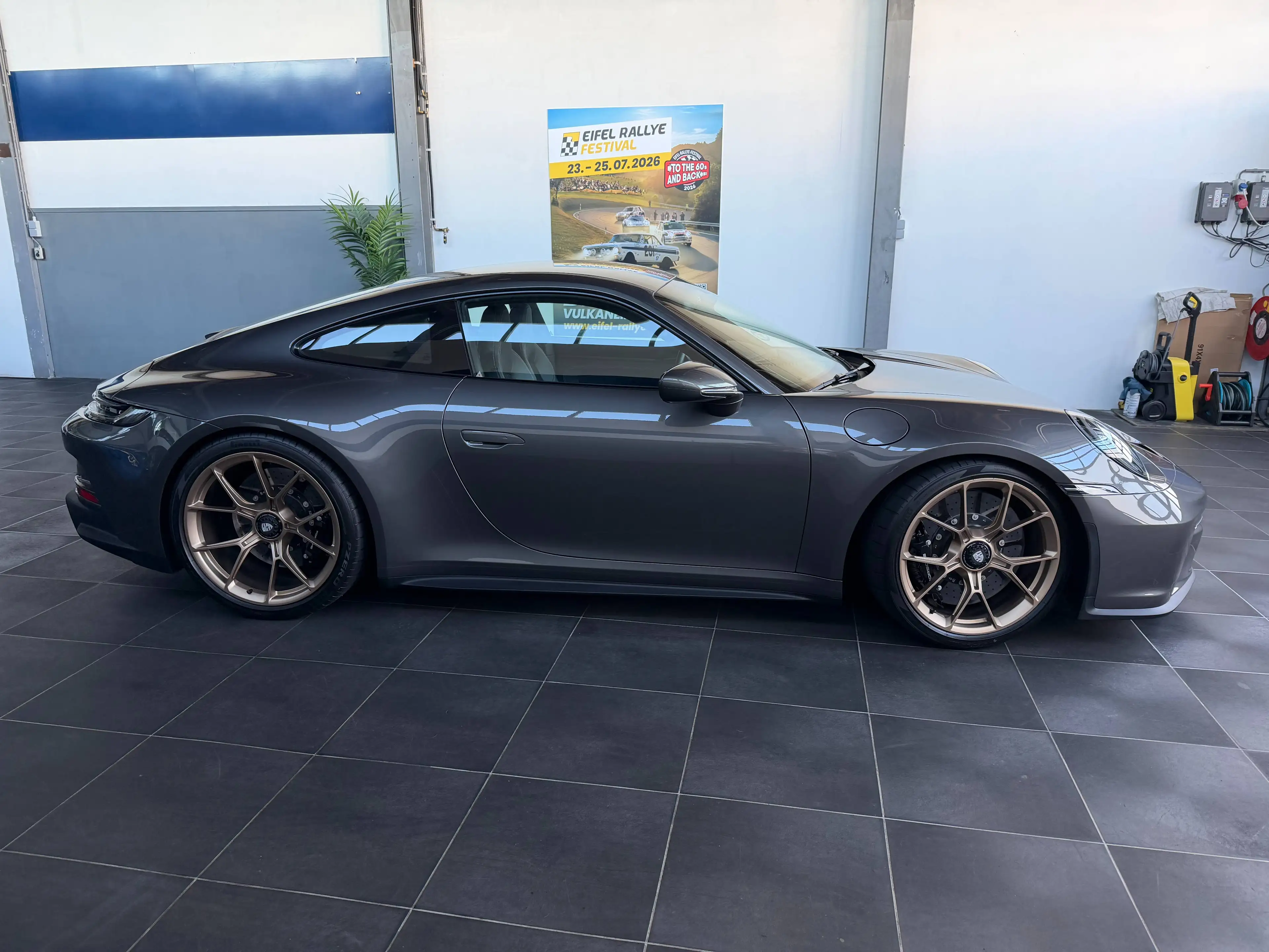 Porsche 911 4.0 GT3 Touring — photo 8