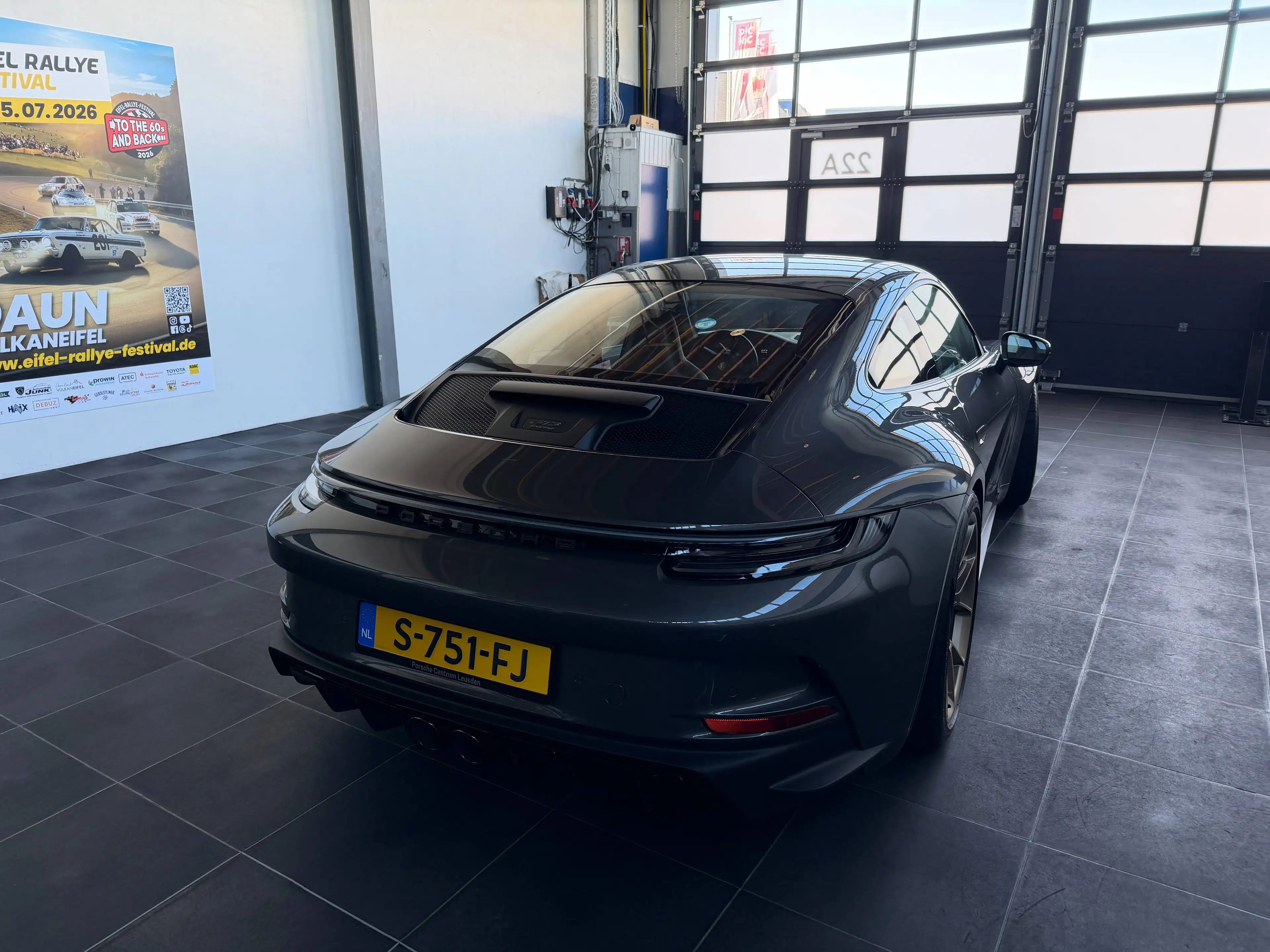 Porsche 911 4.0 GT3 Touring — photo 12