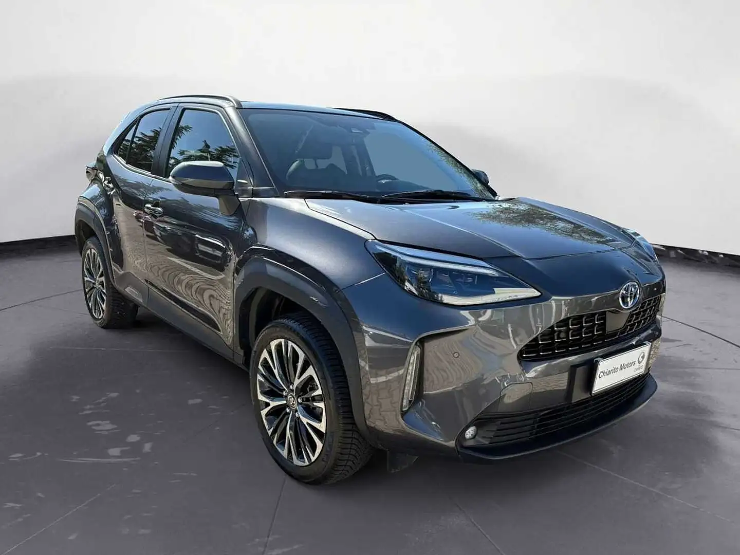 Toyota Yaris Cross 1.5 Hybrid 5p. E-CVT Lounge Gris - 1