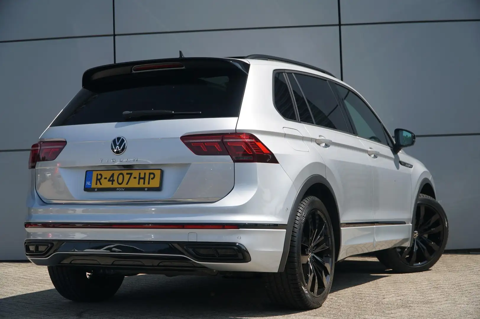 Volkswagen Tiguan 1.5 TSI 150pk DSG R-Line Business+ | Panoramadak | Grijs - 2