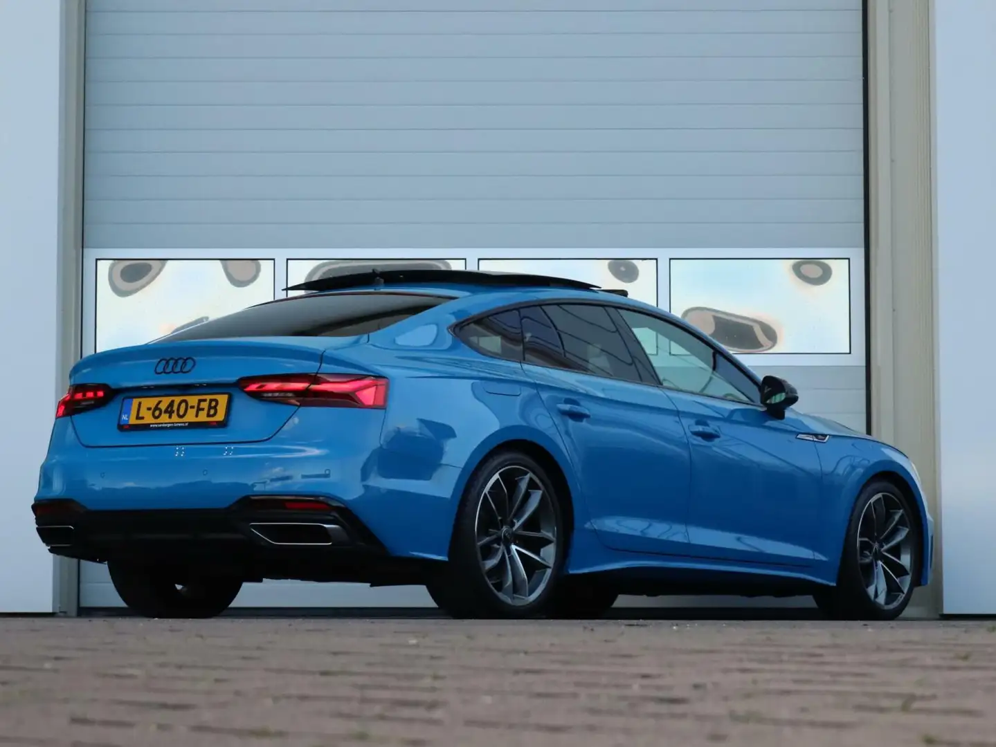 Audi A5 Sportback 35 TFSI S edition Competition | Panorama Blauw - 2