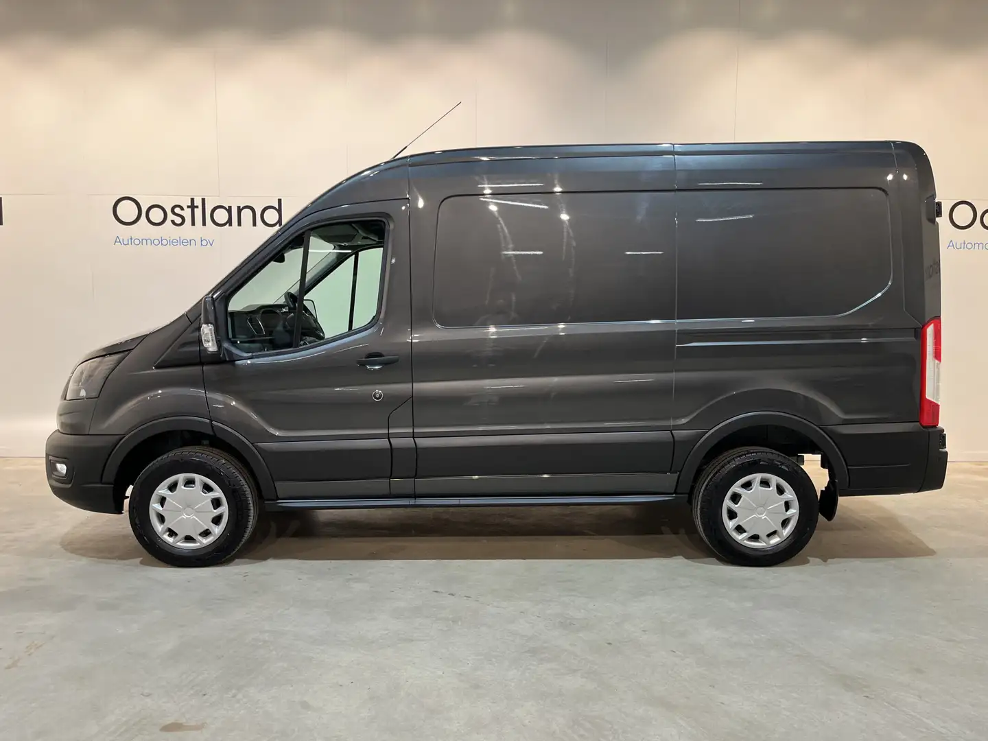 Ford E-Transit 350 L2H2 Trend 68 kWh 184 PK / 100% elektrisch !! Šedá - 2