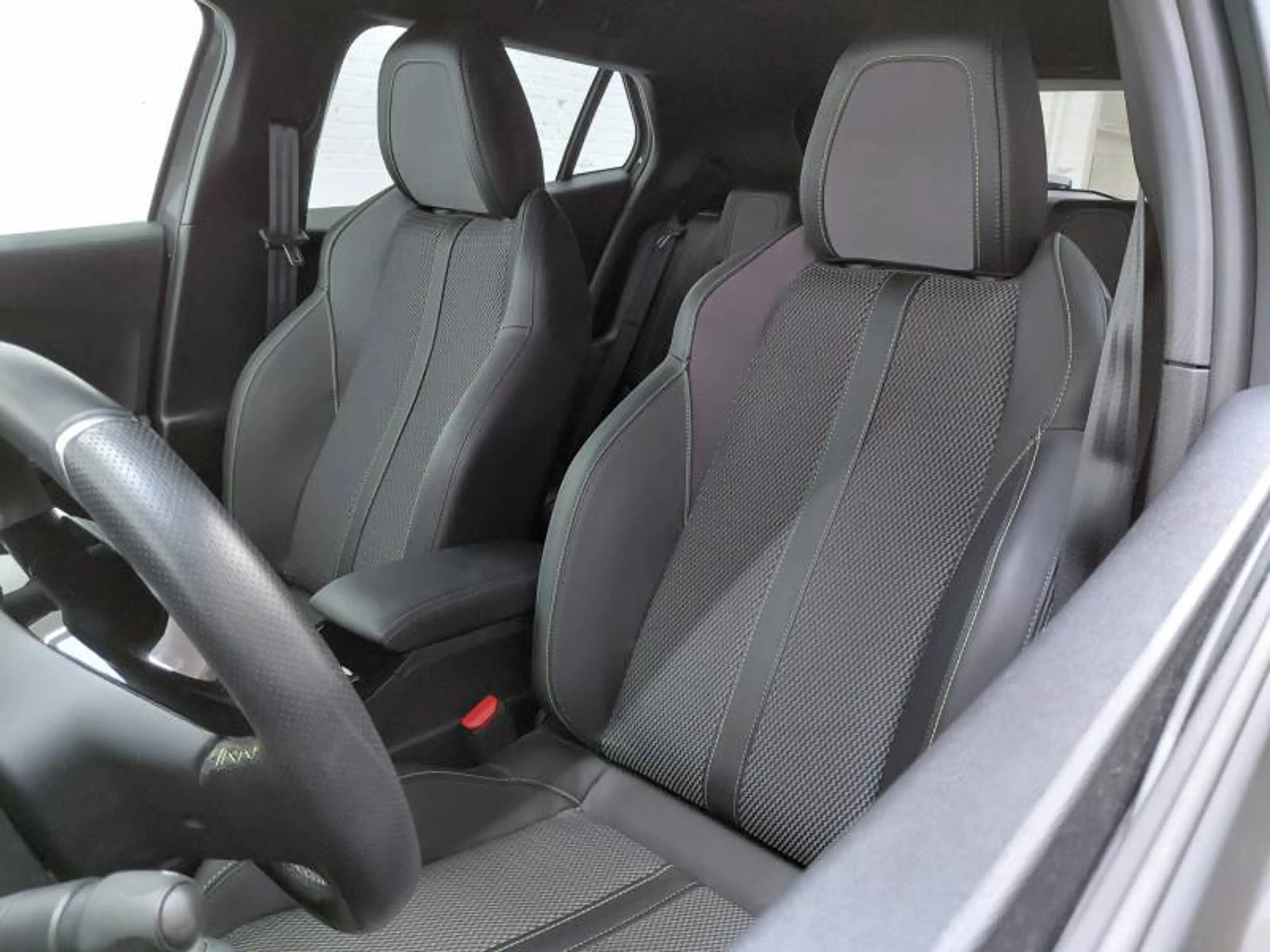 Peugeot 2008 2 1.2 HYBRID 145 e-DSC6 GT — photo 11