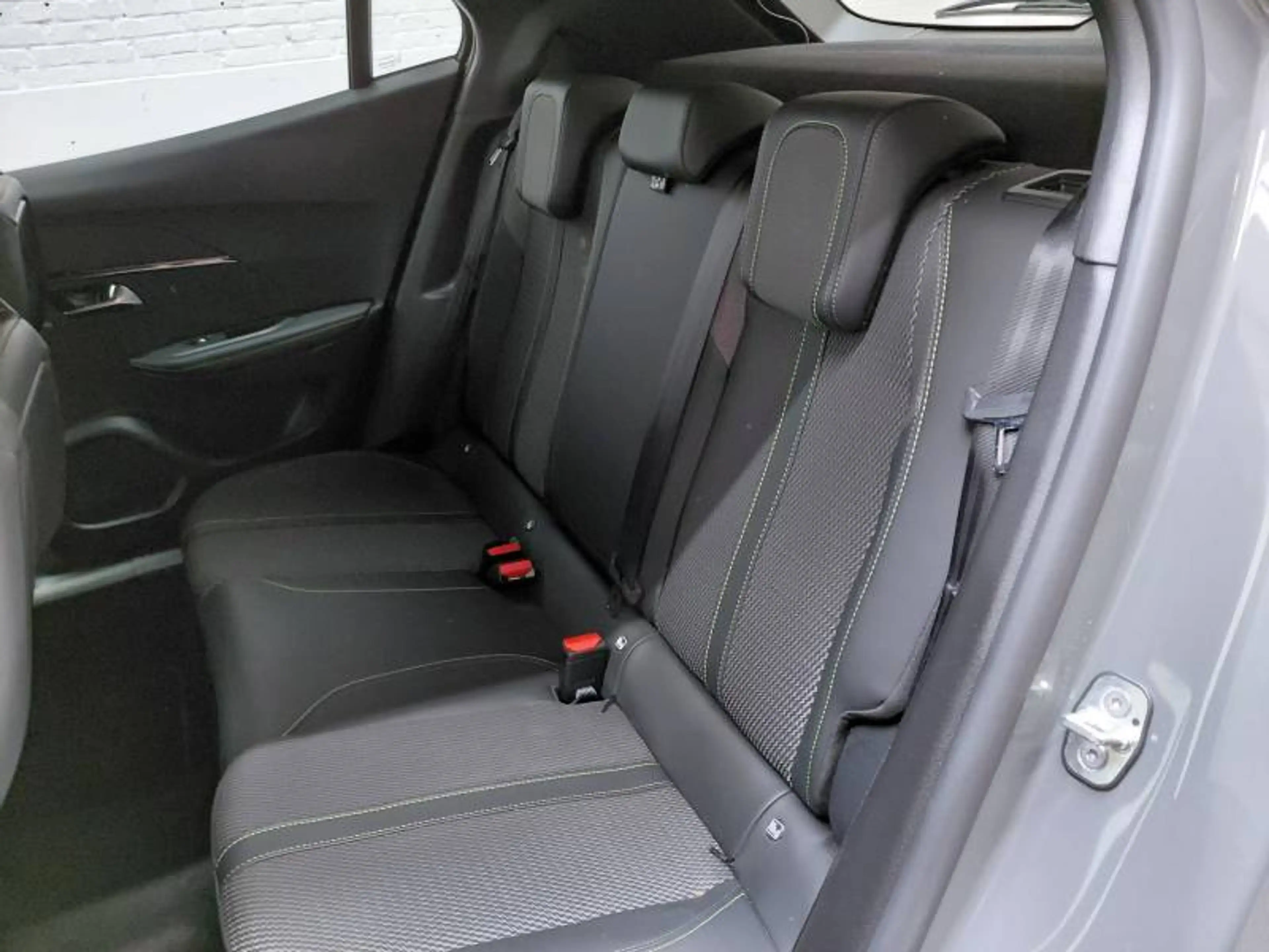 Peugeot 2008 2 1.2 HYBRID 145 e-DSC6 GT — photo 12