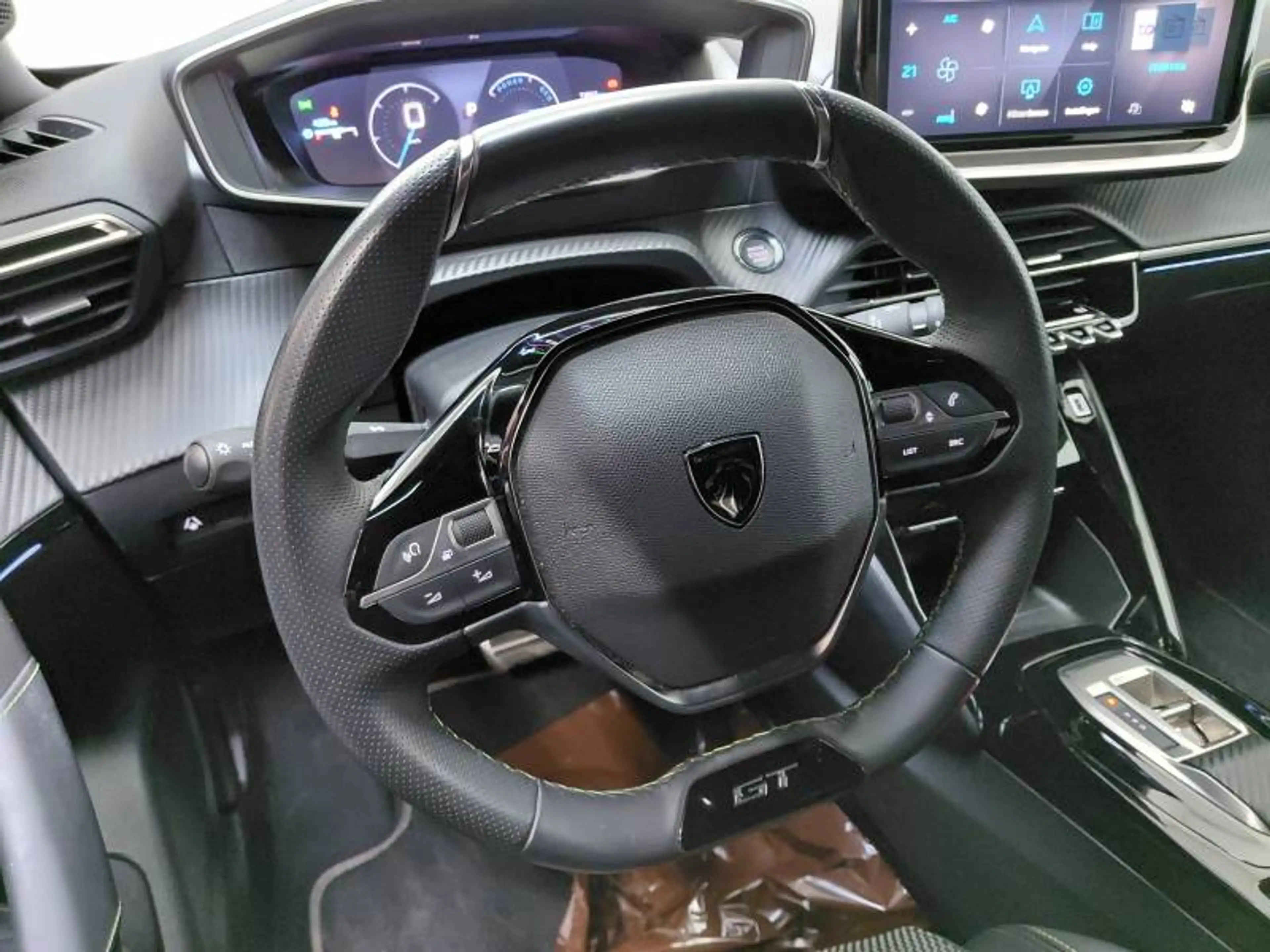 Peugeot 2008 2 1.2 HYBRID 145 e-DSC6 GT — photo 13