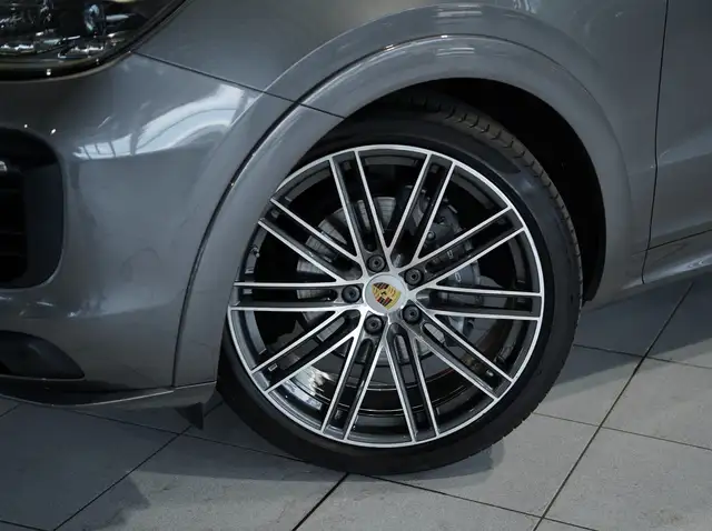 Porsche Cayenne view 3
