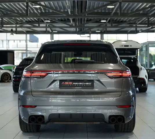 Porsche Cayenne view 9