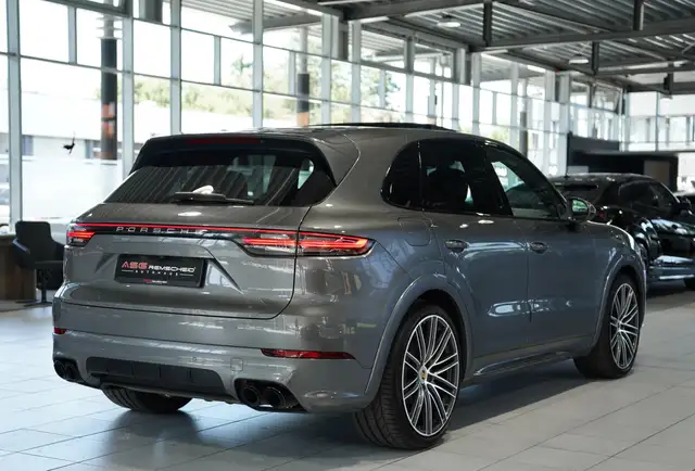 Porsche Cayenne view 8