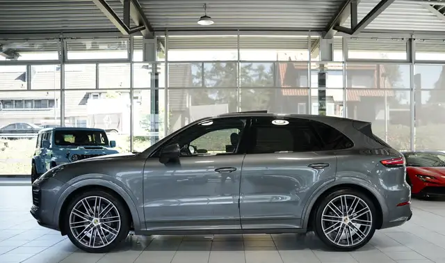 Porsche Cayenne view 11