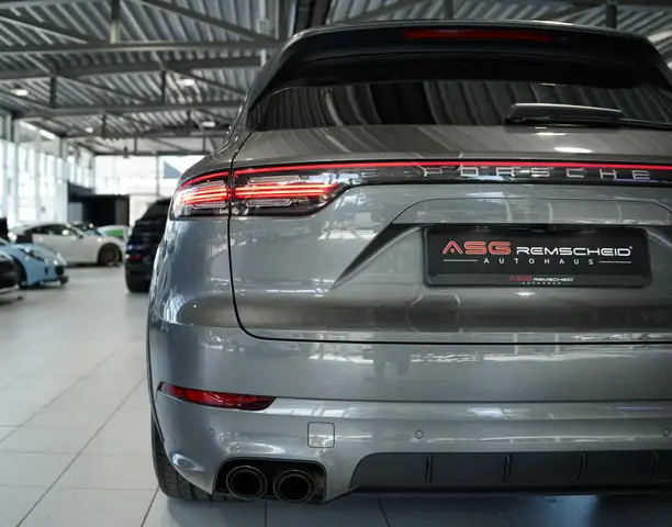 Porsche Cayenne view 15