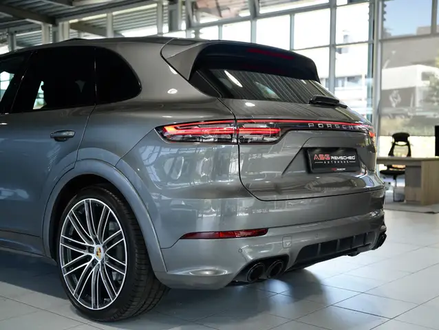 Porsche Cayenne view 12