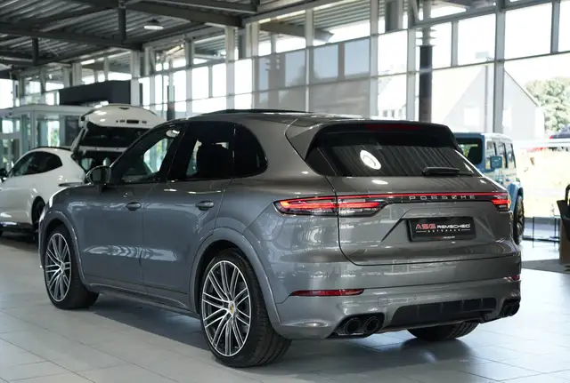 Porsche Cayenne view 10