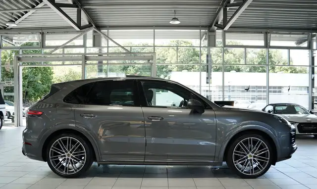 Porsche Cayenne view 7