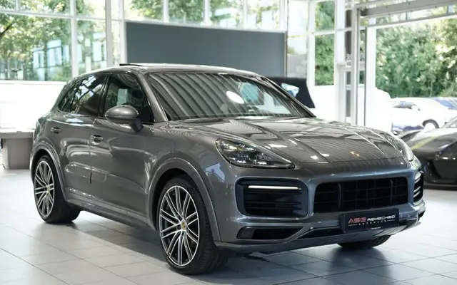 Porsche Cayenne view 6