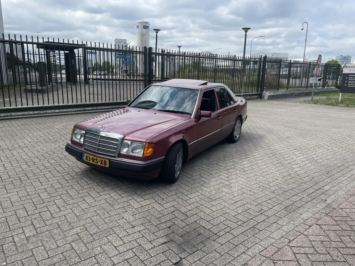 Mercedes-Benz E 200 Rouge - 1