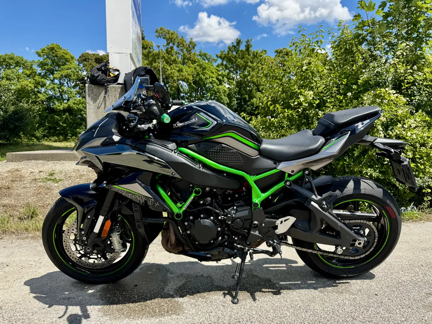 Kawasaki Z H2 Metallic Graphite Gray - 2