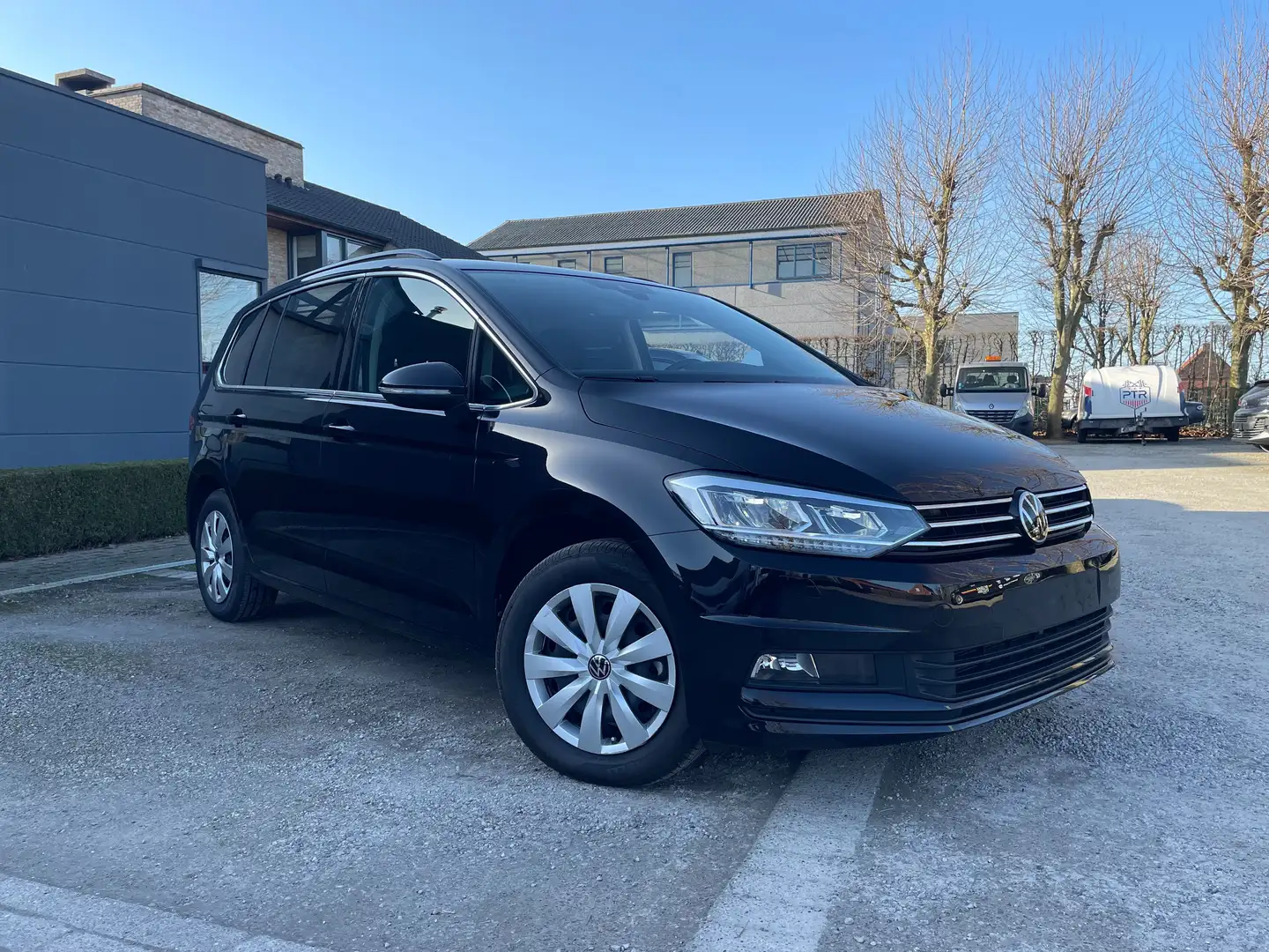 Volkswagen Touran 1.5 TSI Comfortline OPF DSG Zwart - 1