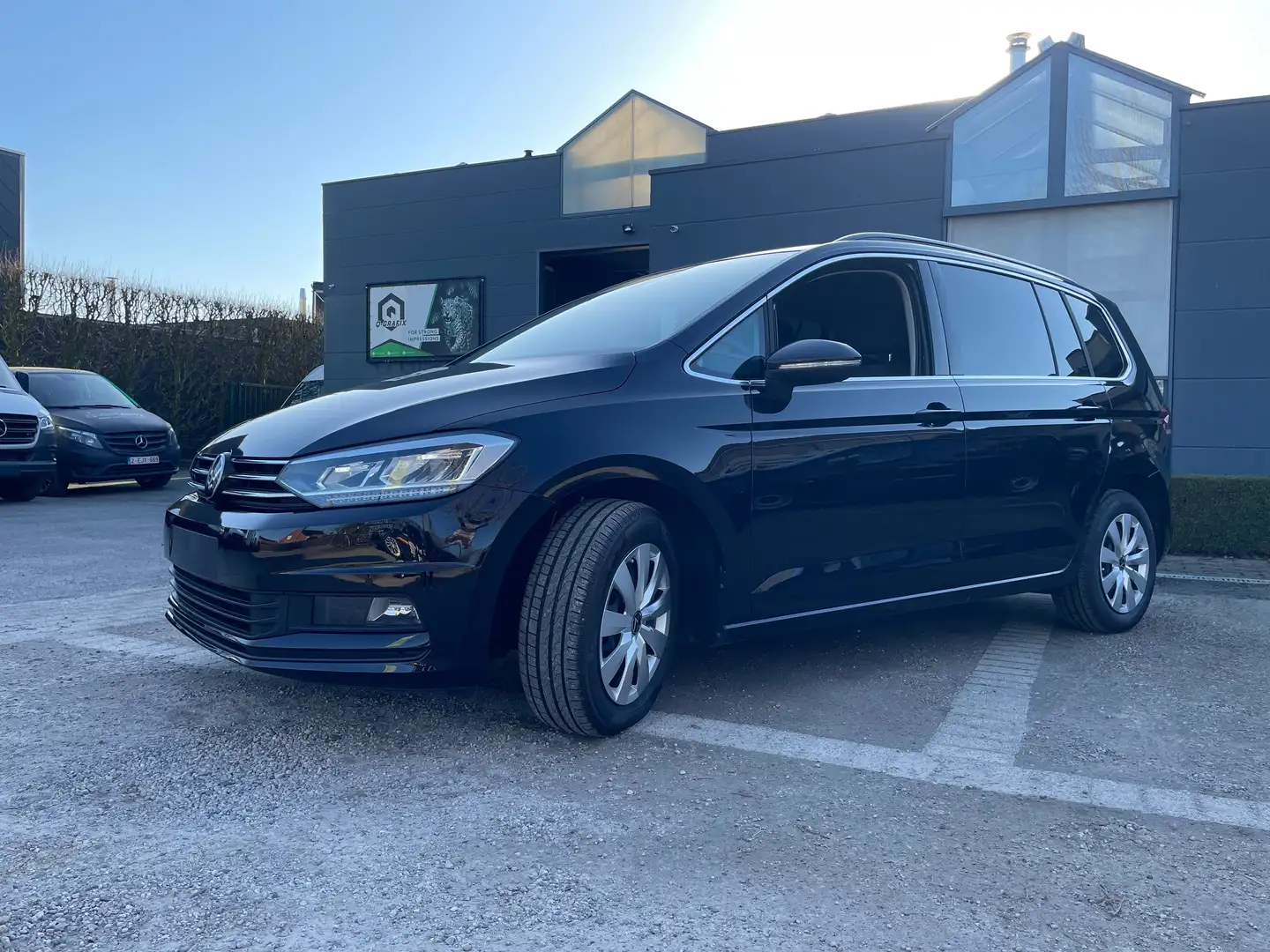 Volkswagen Touran 1.5 TSI Comfortline OPF DSG Zwart - 2