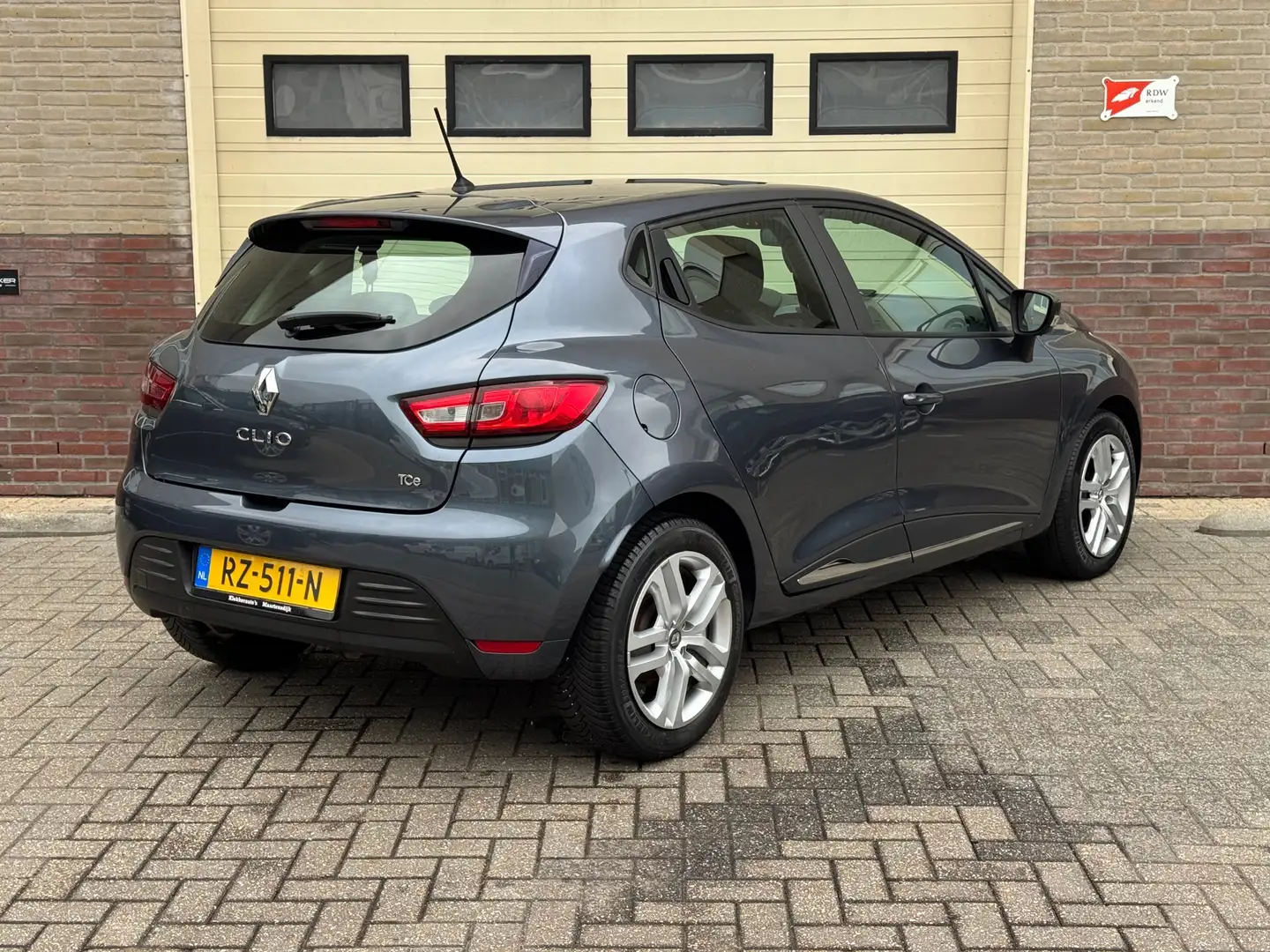 Renault Clio 0.9 TCe Life 12 maanden garantie Grijs - 2