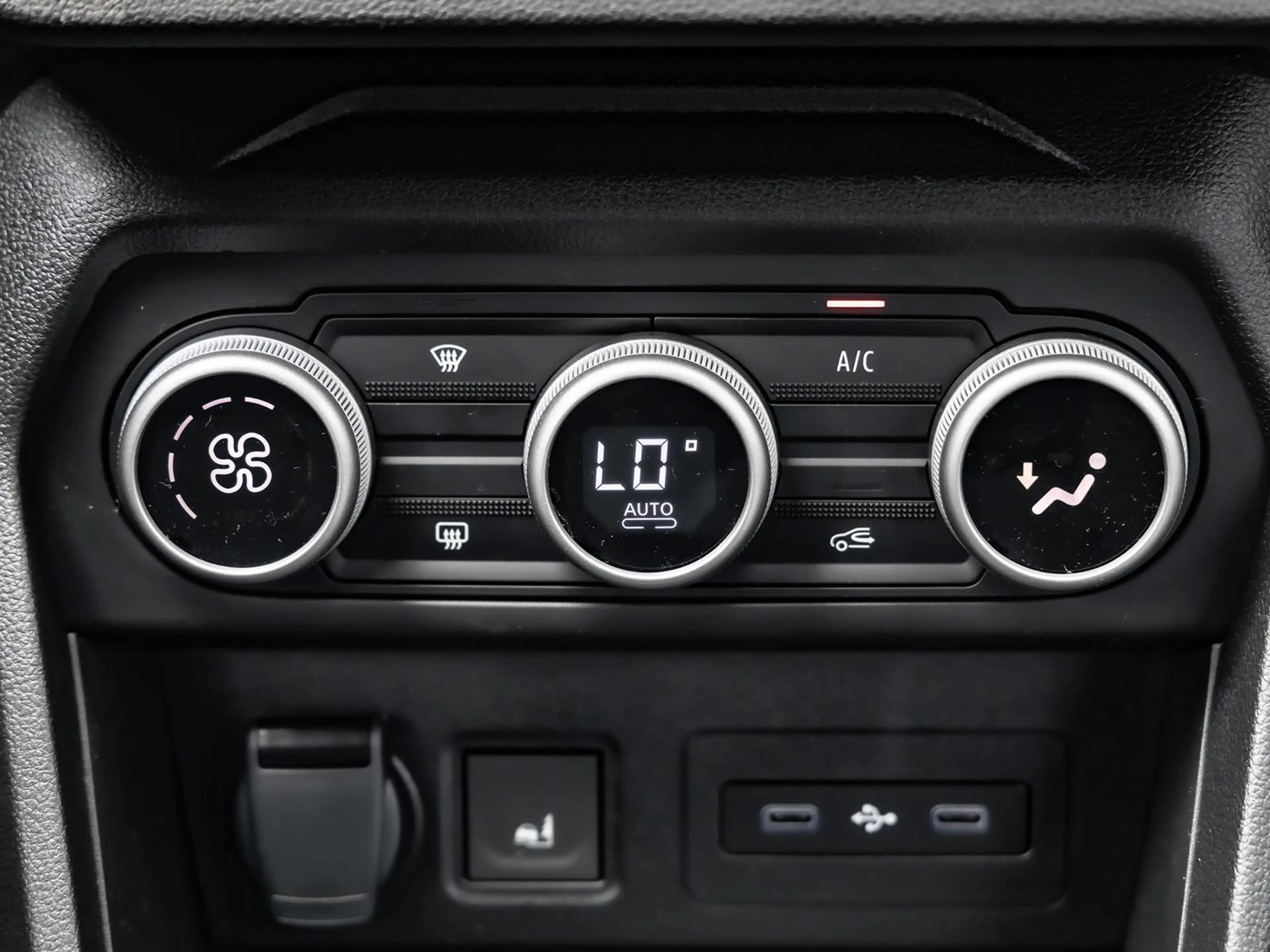 Dacia Jogger Extreme hybrid 155 NAVI SHZ PDC KLIMA BT ZV — photo 13