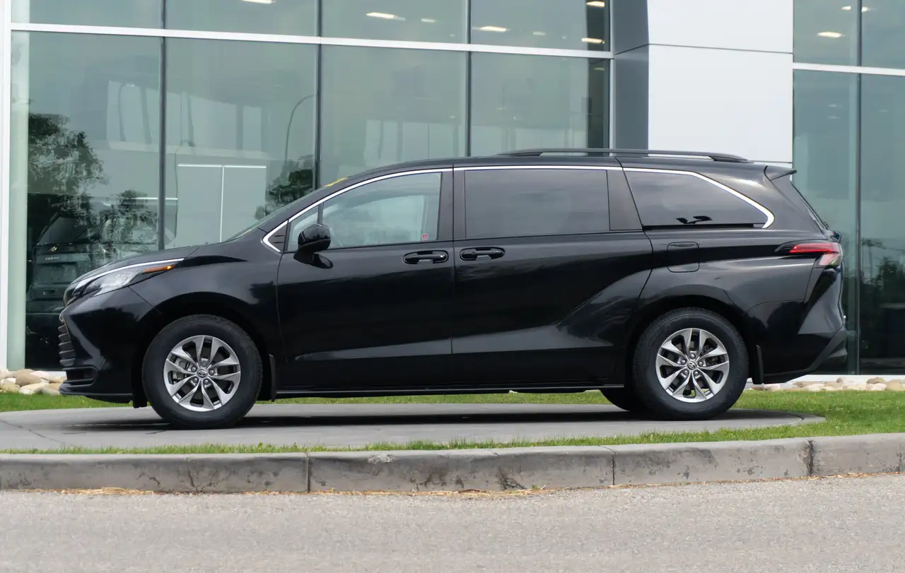 Toyota Sienna photo Toyota Sienna