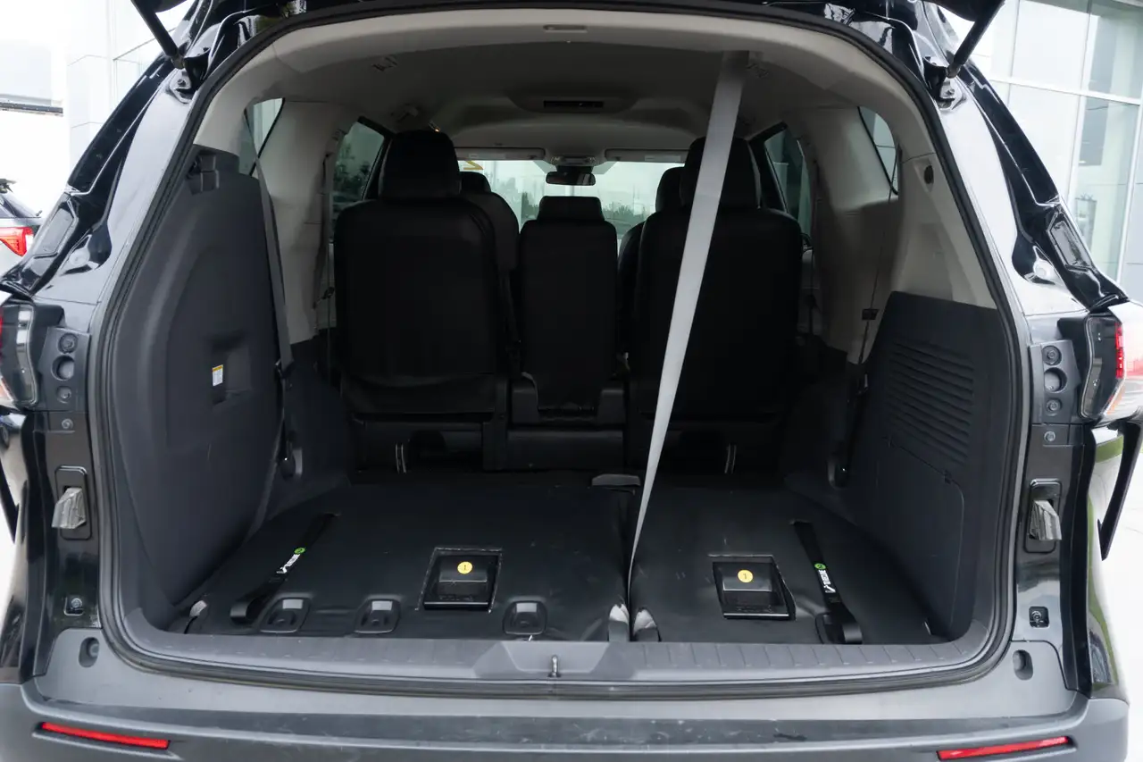 Toyota Sienna photo Toyota Sienna
