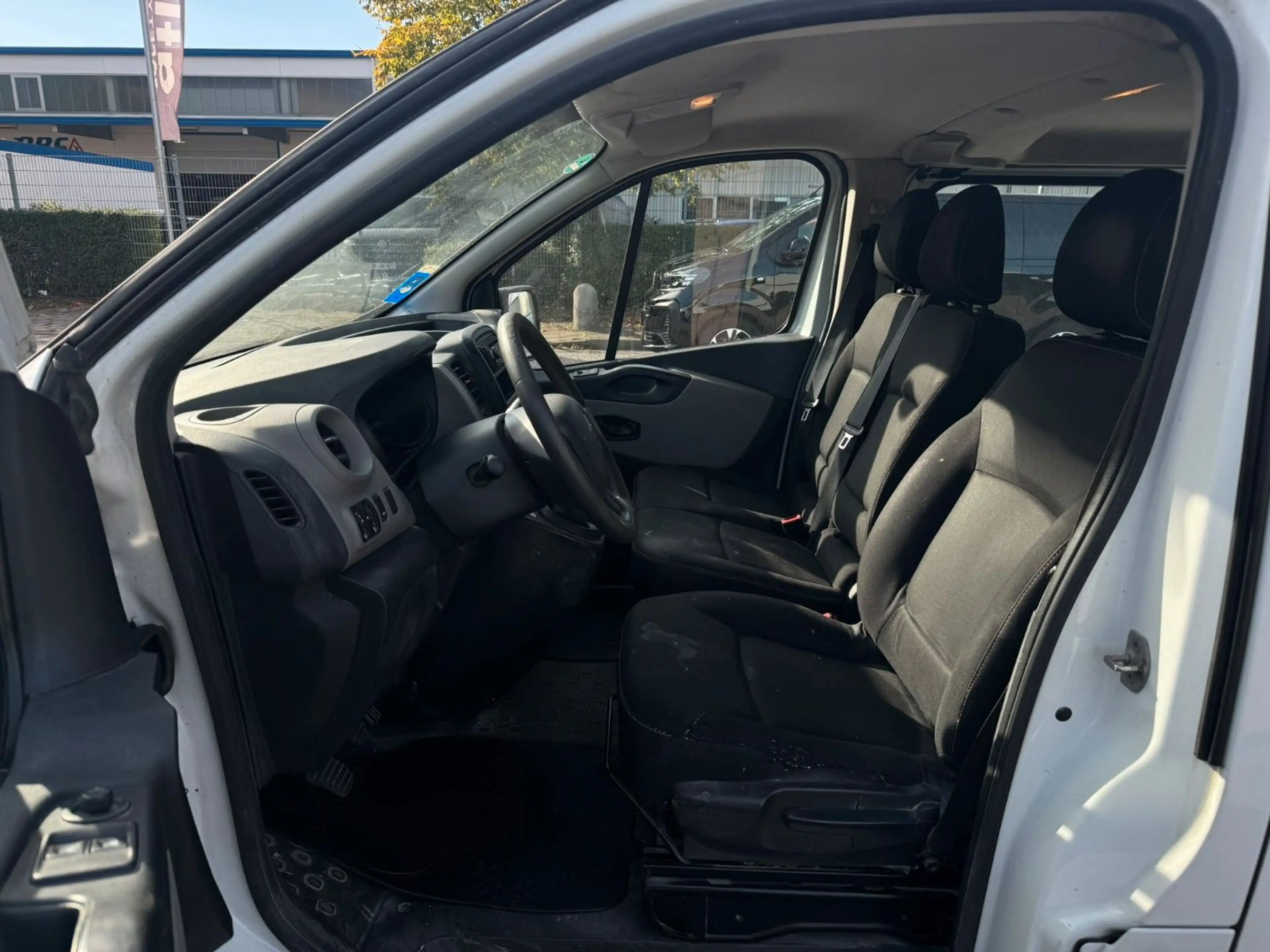 Renault Trafic 1.6 dCi DOKA 6-Sitzer mit 2x Schiebetür — photo 11