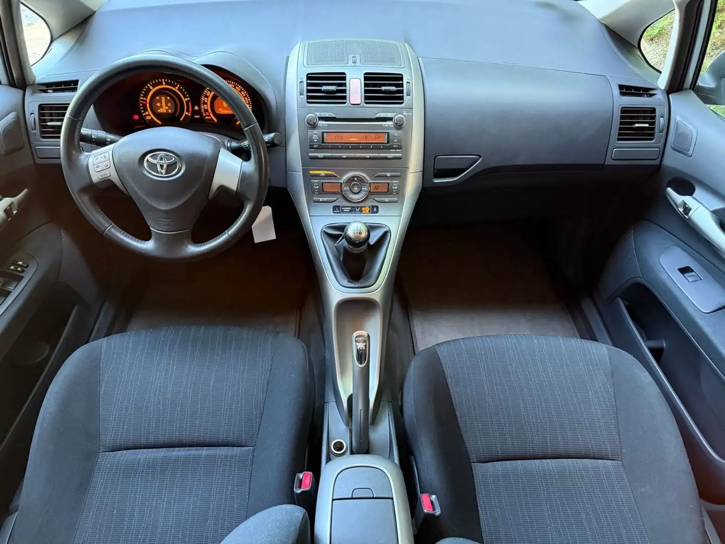 Toyota Auris 1.4 D-4D 90cv 2ème main Gris - 2