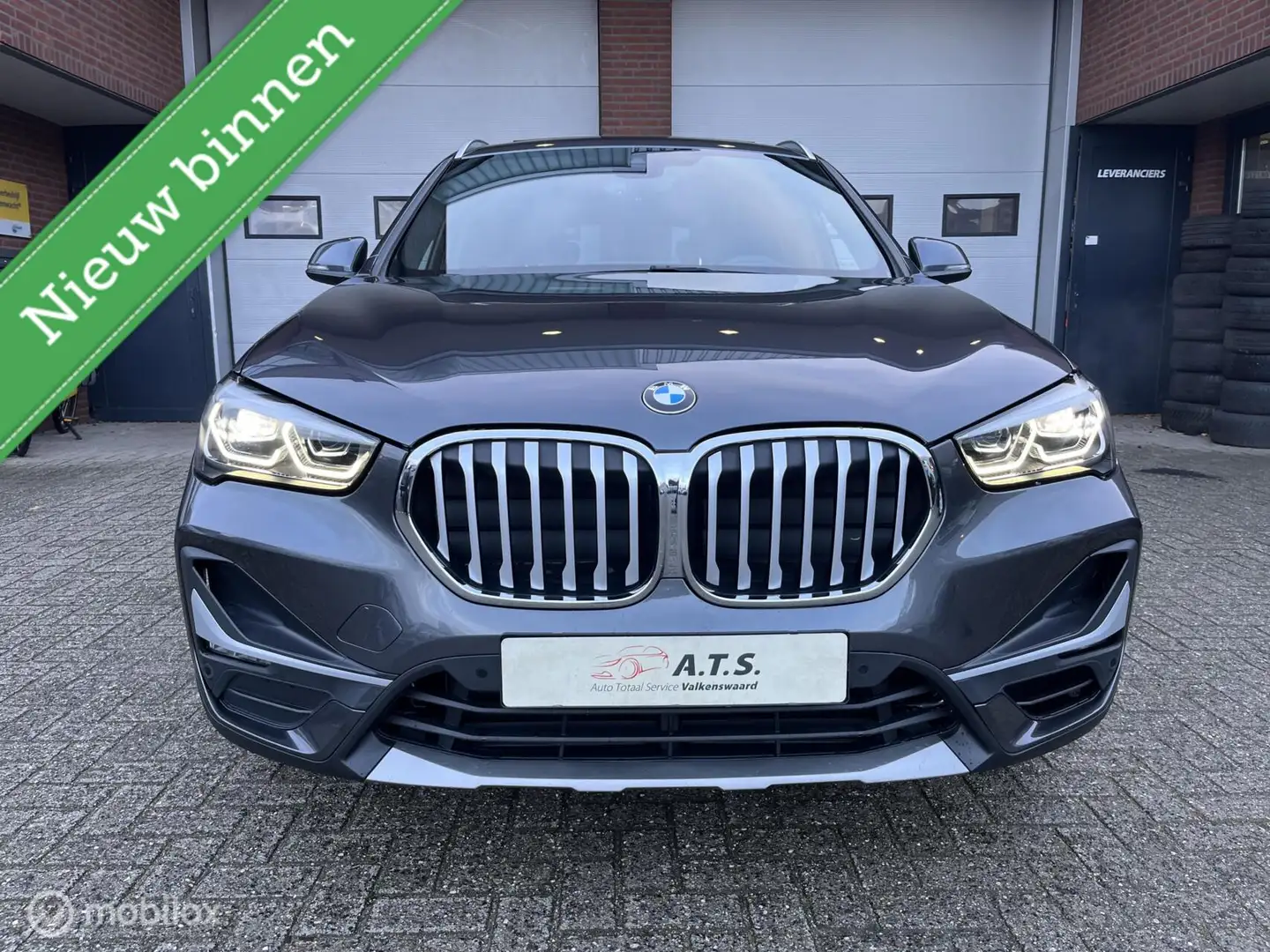 BMW X1 sDrive18i High Executive PANO-DAK*HUD*CAMERA*LEDER Grijs - 2