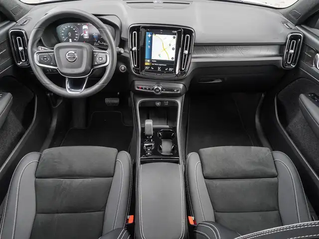 Volvo XC40 view 11