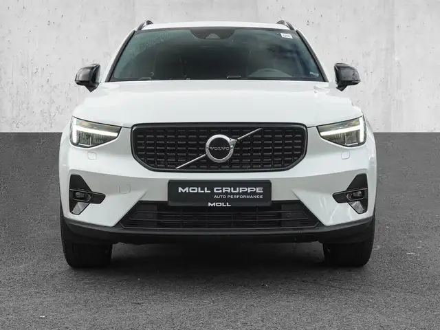 Volvo XC40 view 3
