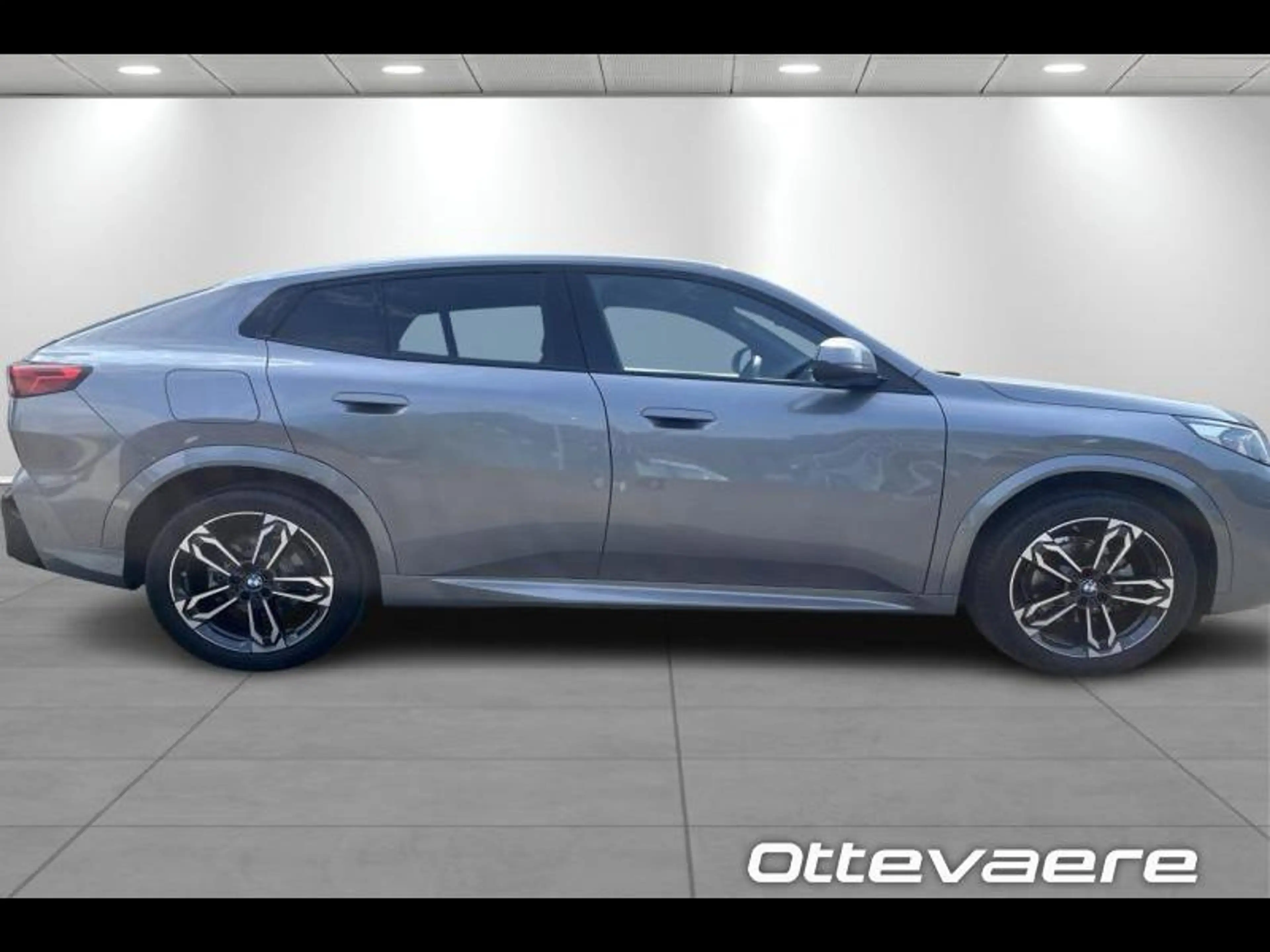 BMW iX2 eDrive20 — photo 3