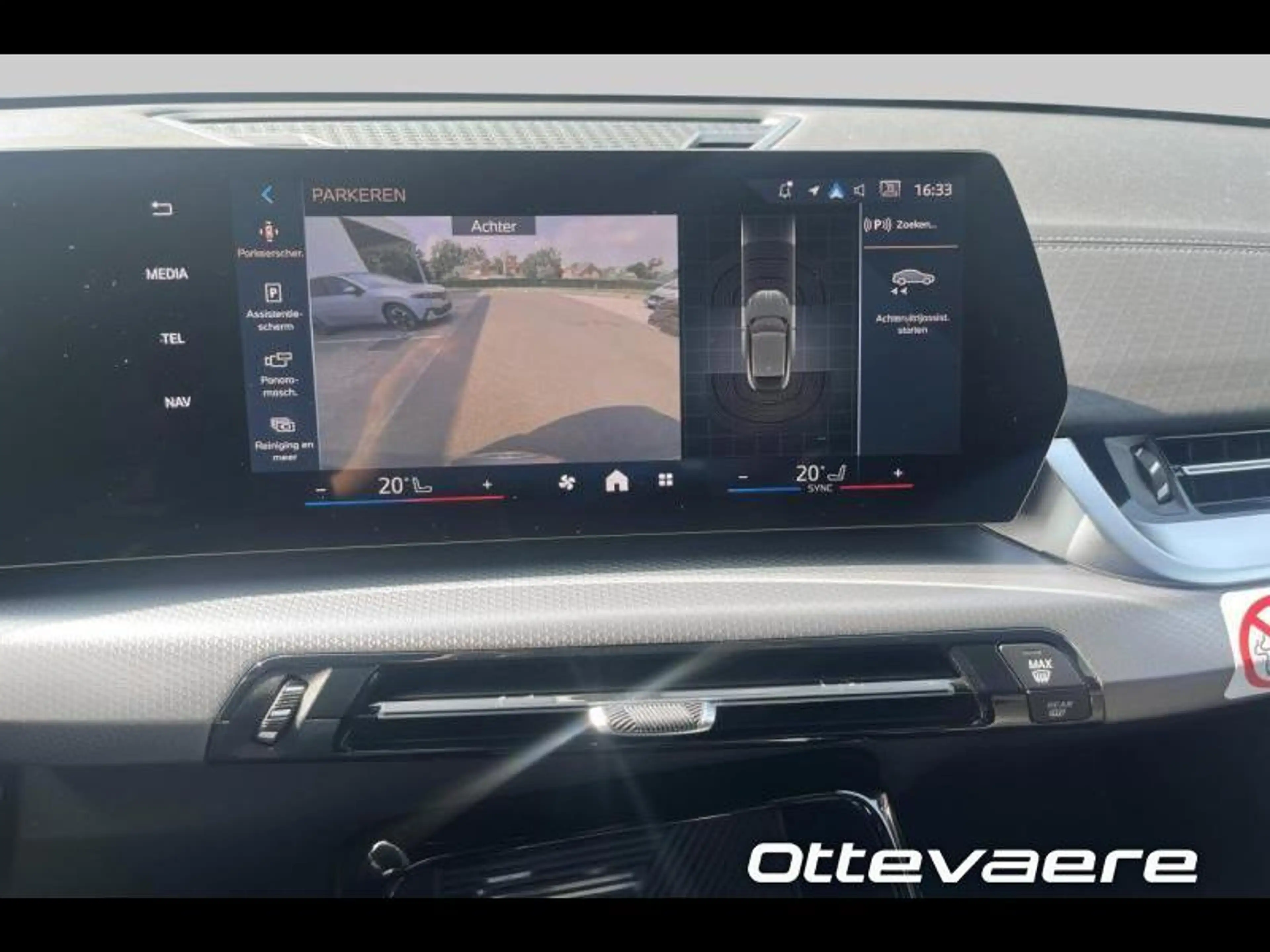 BMW iX2 eDrive20 — photo 12