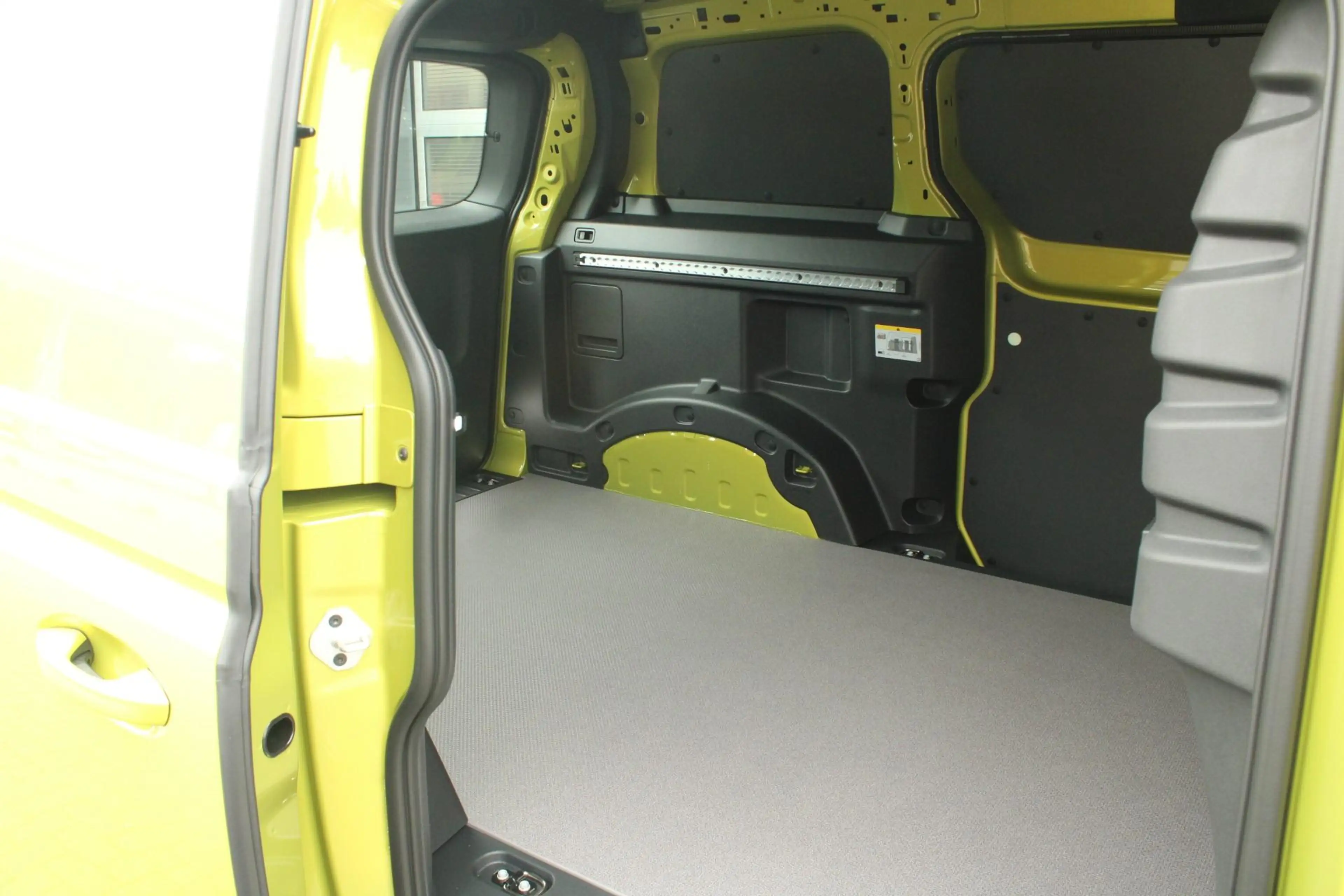 Volkswagen ID. Buzz Cargo 286pk Bulli Limited Edition 79 kWh | Stoelen Pakke — photo 6