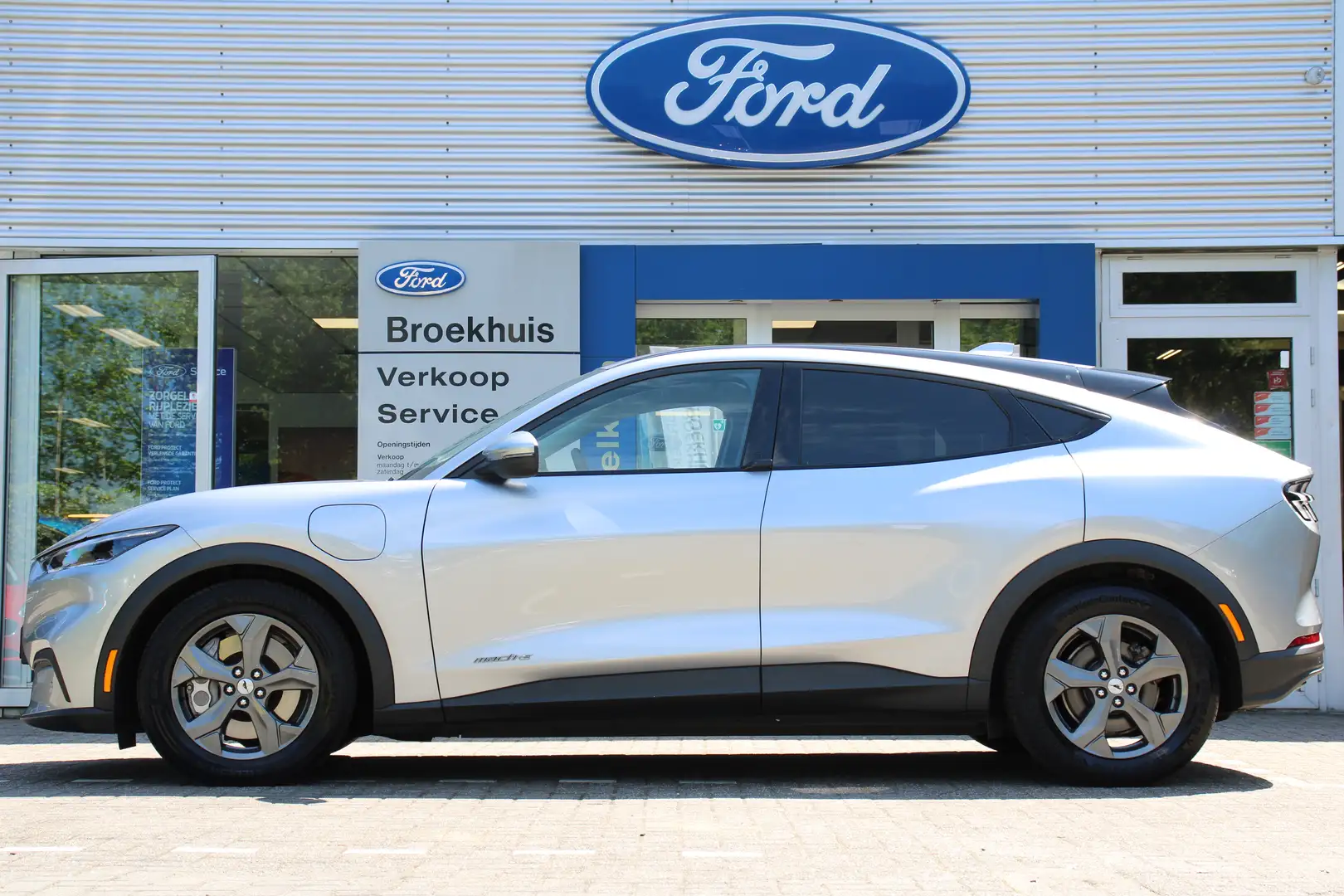 Ford Mustang Mach-E RWD 75 kWh | NL-AUTO! | 1e EIGENAAR! | LEDER | ADA Grijs - 2