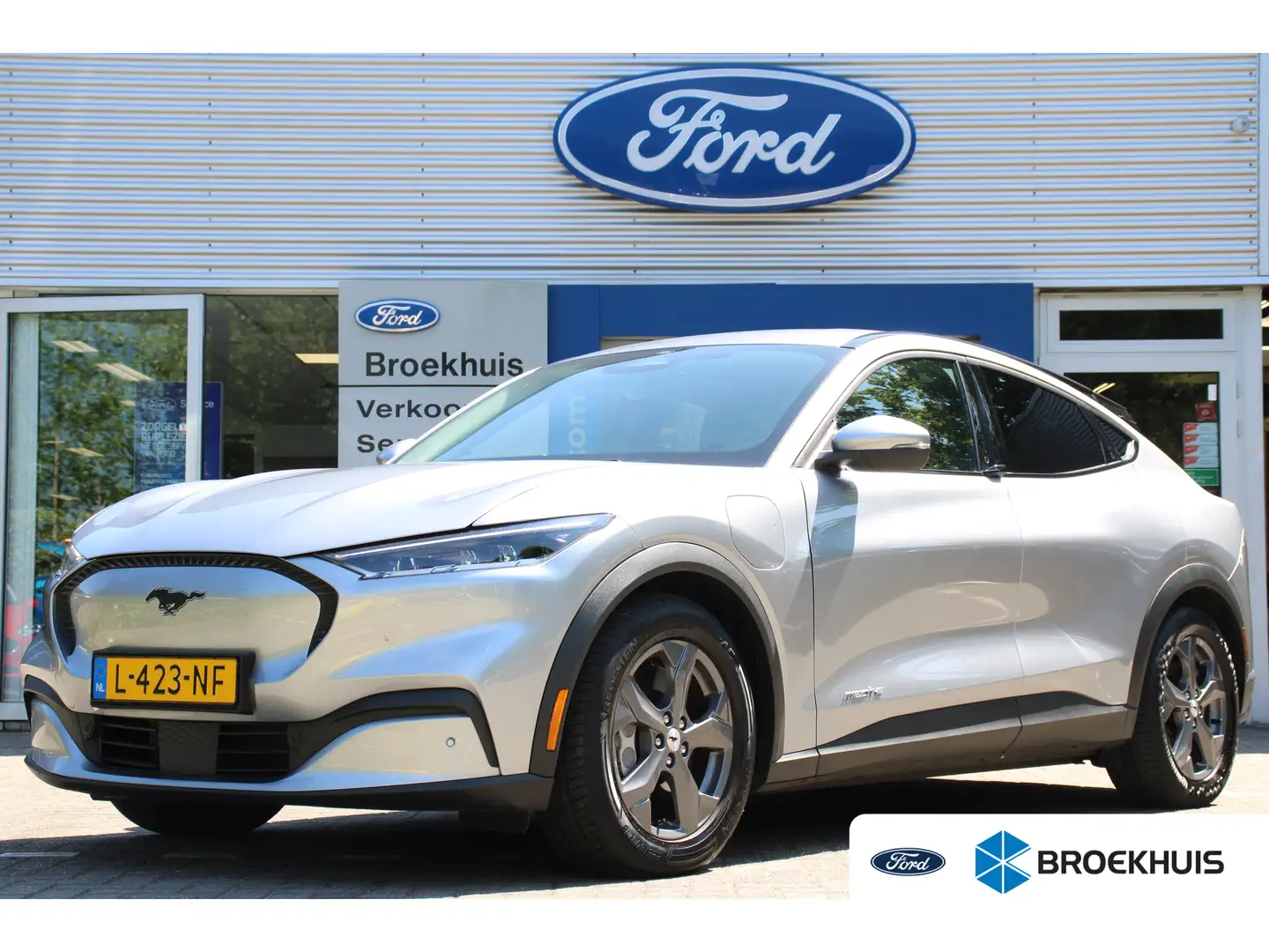 Ford Mustang Mach-E RWD 75 kWh | NL-AUTO! | 1e EIGENAAR! | LEDER | ADA Grijs - 1