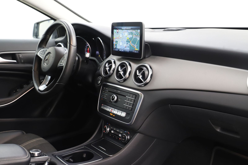 Mercedes-Benz GLA 200 156PS 7G Urban Standheizung Pano 1Hand — photo 15