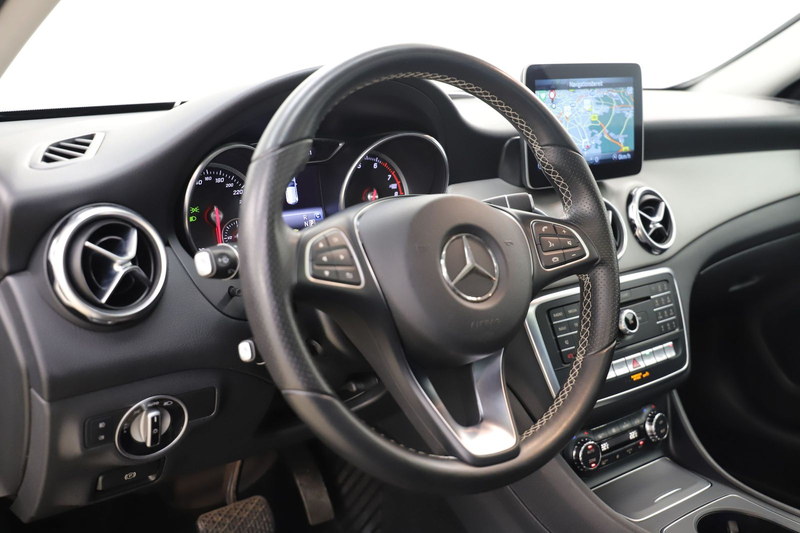 Mercedes-Benz GLA 200 156PS 7G Urban Standheizung Pano 1Hand — photo 13