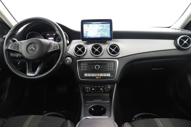 Mercedes-Benz GLA 200 156PS 7G Urban Standheizung Pano 1Hand — photo 14