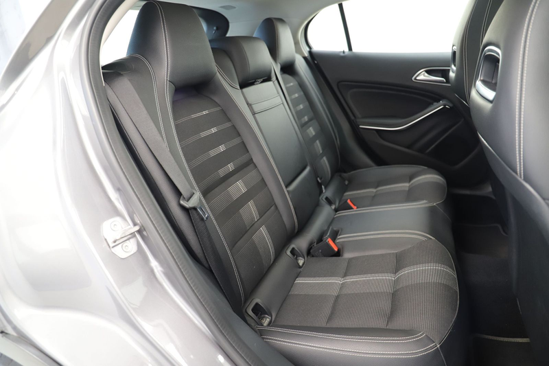 Mercedes-Benz GLA 200 156PS 7G Urban Standheizung Pano 1Hand — photo 12