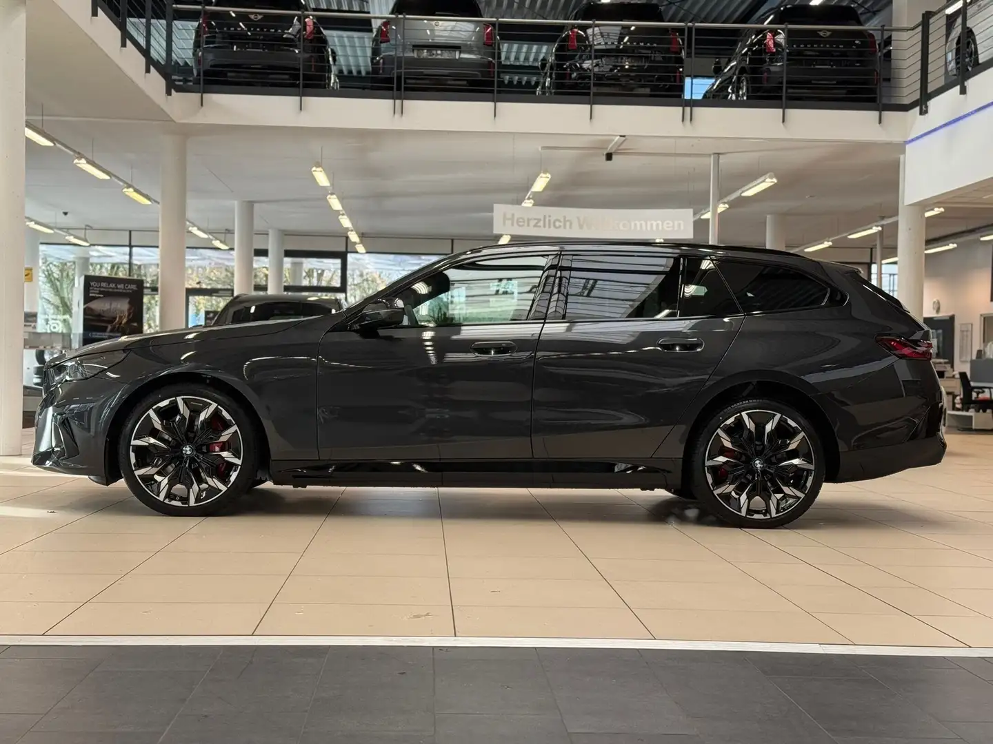 BMW i5 eDrive40 M Sport+HUD+PANO+AHK+NAVI+SHZ+uvm. Gris - 2