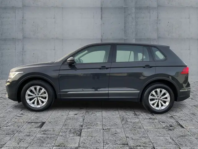 Volkswagen Tiguan view 4