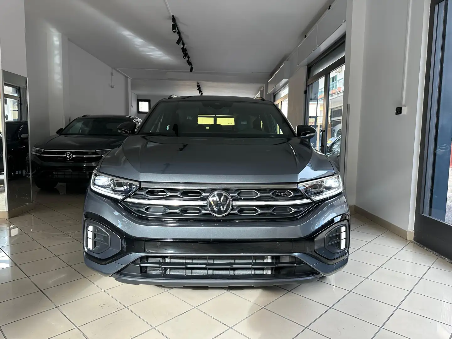 Volkswagen T-Roc 2.0 tdi R-Line 150cv Gris - 1
